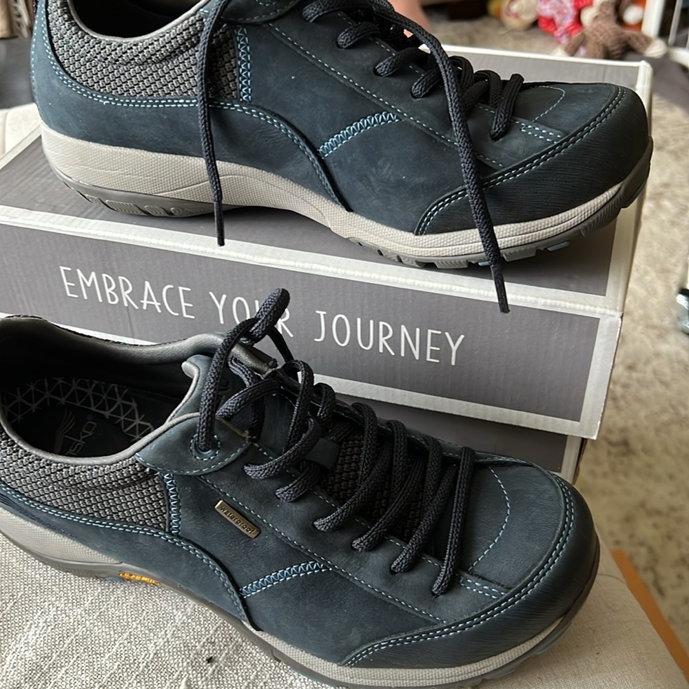 Size 9 danskin waterproof shoes great for long walks when traveling navy color